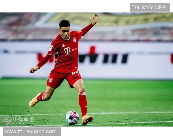 拜仁官方分享罗贝里经典怼脸自拍合照引发球迷热议与感动